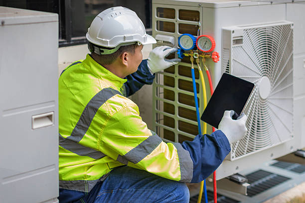 Professional Hvac technician working in Comstock Park, MI